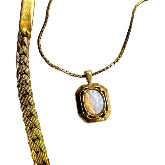 AVON Vintage Bundle Lot of 7 Avon Goldtone Jewelry Pieces 3 Necklaces 3 Brooches - Picture 5 of 9